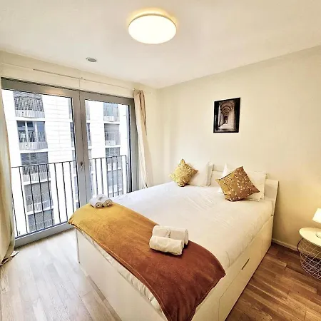 Апартаменты Modern One Bedroom Flat With A Parking Space *