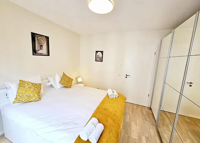 Апартаменты Modern One Bedroom Flat With A Parking Space